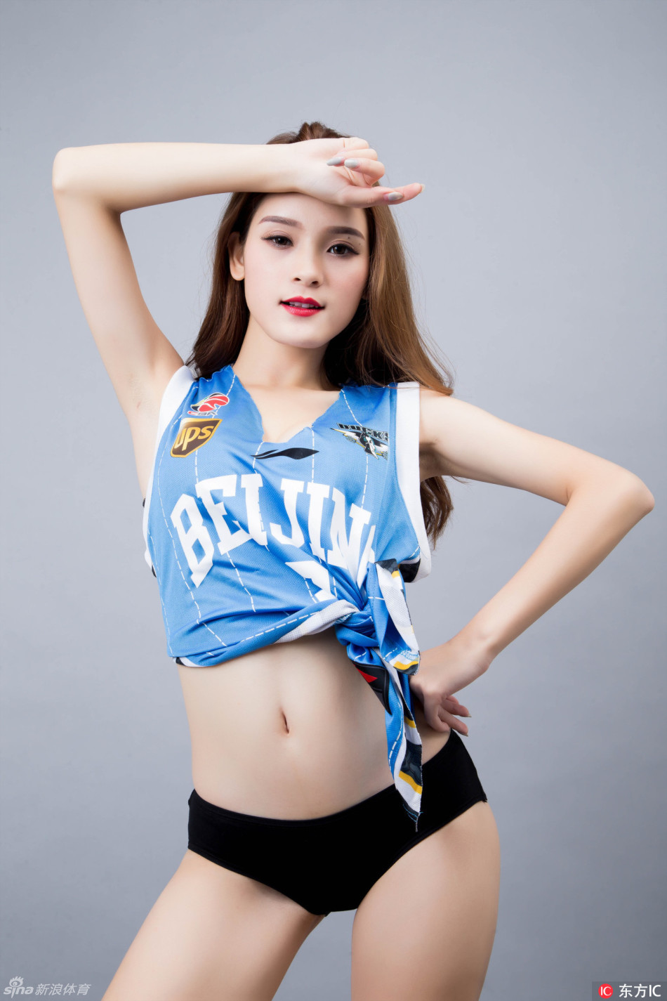 宝贝身穿红白相间动感舞服，高高跃起时裙摆飞扬，一双笔直修长的美腿在空中划出优美弧线，完美诠释力与美的结合