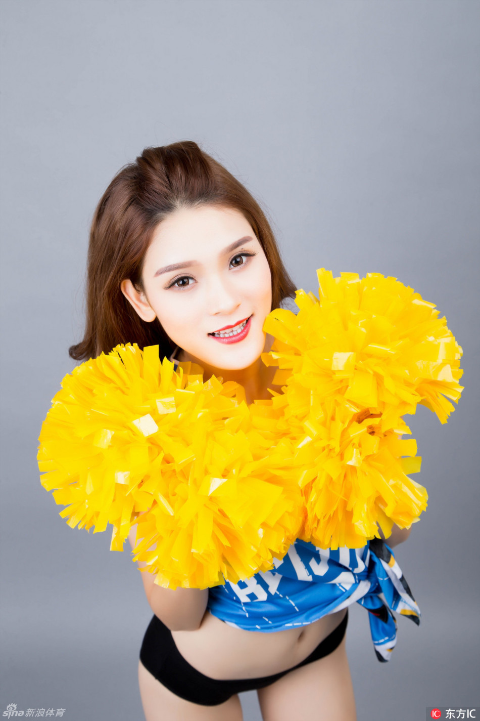 宝贝身着一字肩紧身舞衣，大秀迷人香肩与锁骨，动感热舞中发丝飞扬，充满张力的舞姿展现出火辣身材的无穷魅力