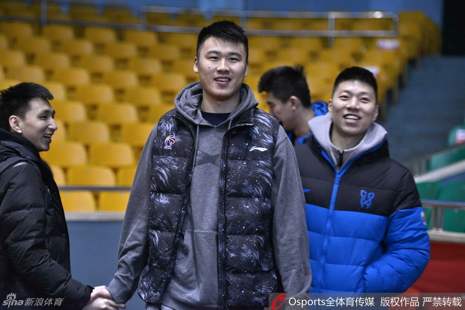 尽管面露疲态，丁彦雨航依然耐心地走到场边，俯身为热情的山东球迷签名，满足了球迷的合影要求，亲和力十足。