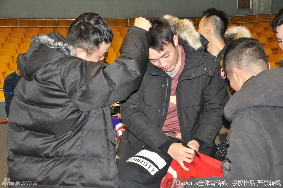 山东队后卫王汝恒与睢冉在训练间隙互相开着玩笑，两人勾肩搭背，笑容灿烂，展现了深厚的兄弟情谊。