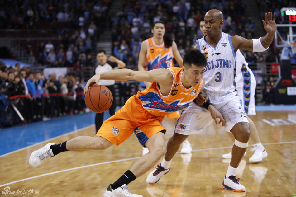 闵鹿蕾指导在场边激情指挥，手势坚定有力，他的运筹帷幄是北京首钢夺取三冠的幕后功臣。