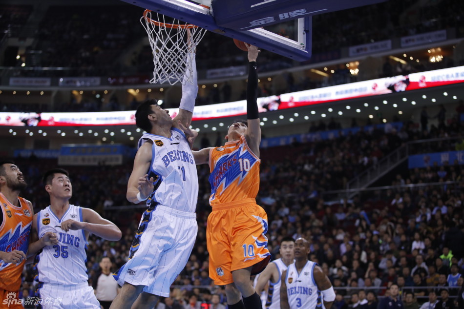 刘晓宇面对防守，在空中舒展身体试图完成一次高难度的上篮，展现出了顶级控卫的柔韧性与技巧。