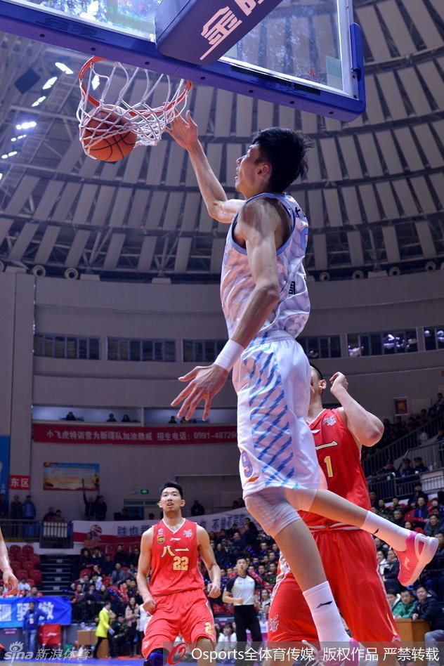 亚当斯如灵蛇出洞，利用节奏变化摆脱防守，在八一队内线头顶上演飞身上篮好戏。