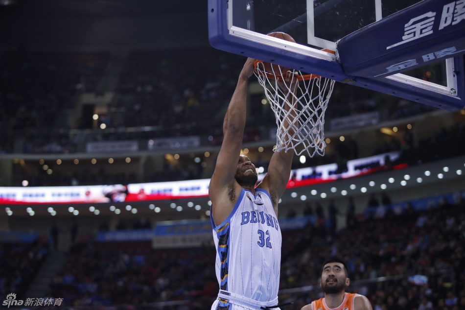 莫里斯在对手内线群中高高跃起，单手持球砸向篮筐，完成一记充满暴力美学的震撼暴扣。