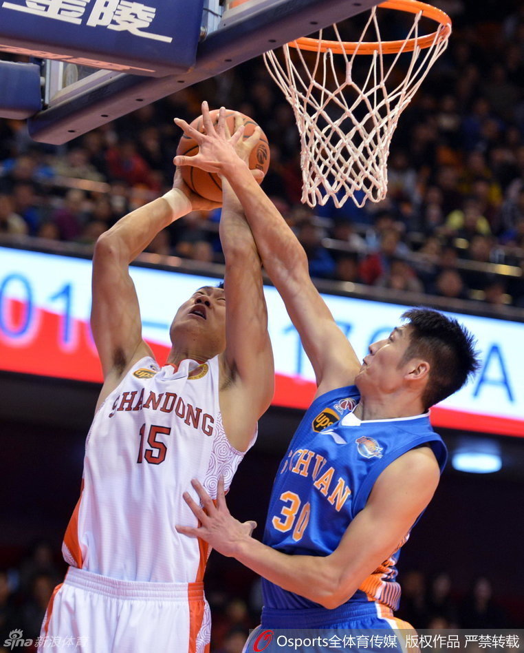 四川队外援汤普森在哈达迪头顶上演血腥大帽，他用一记遮天蔽日的篮下封盖，捍卫了球队的禁区尊严，也扇飞了对手的进攻气焰。