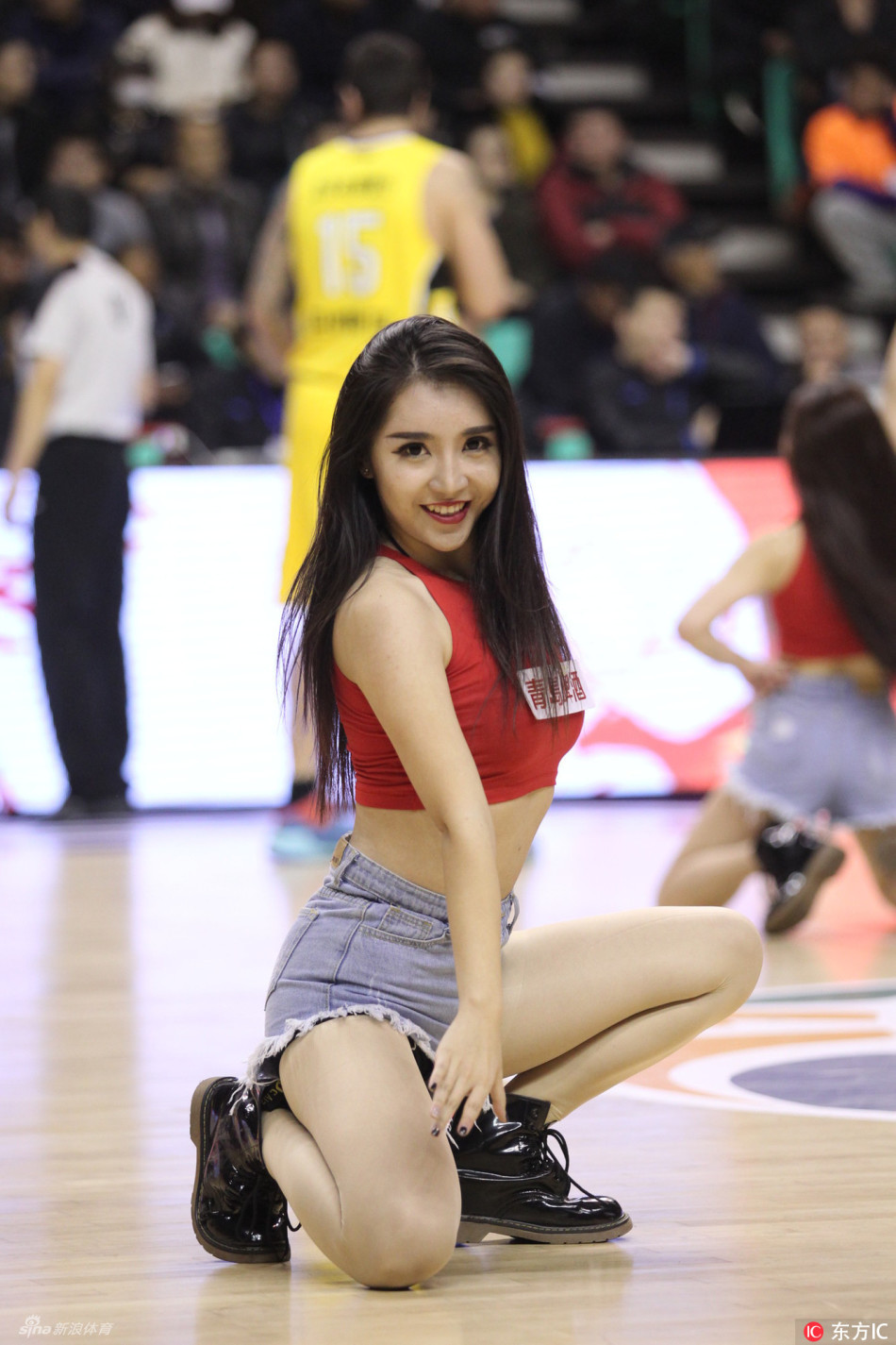 集体亮相的时刻，队员们摆出极具张力的造型，短裙飞扬，仿佛一朵朵在赛场边盛放的铿锵玫瑰