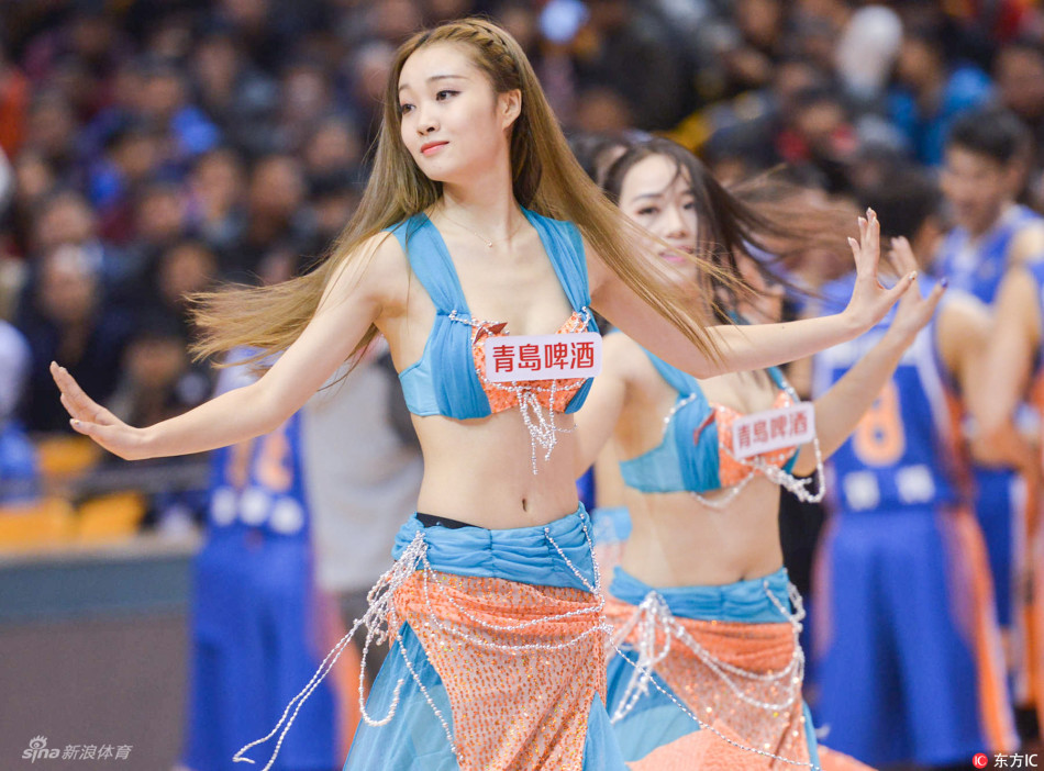 表演落幕，队员们向观众席挥手致意，脸上的汗珠在灯光下晶莹发亮，那是青春最真实的模样