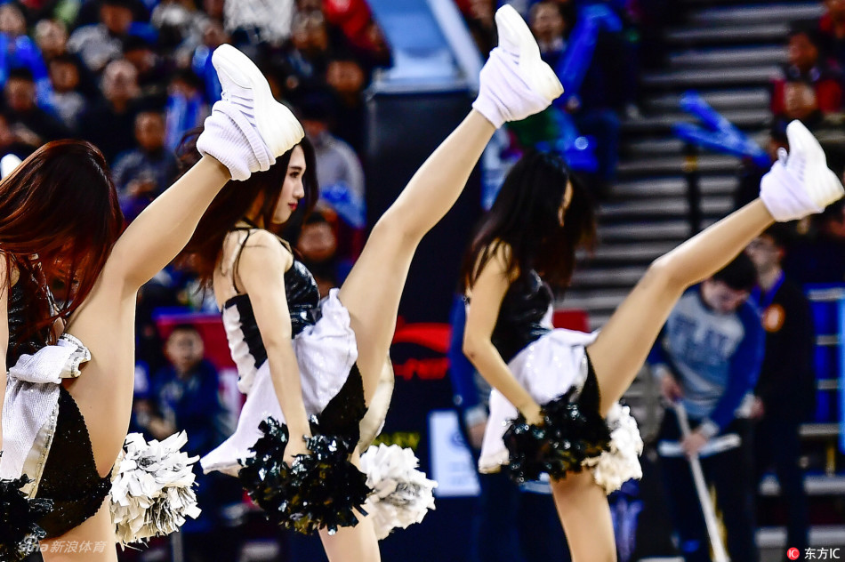 镜头特写下，一位扎着高马尾的啦啦队员眼神明亮自信，手中花球随着动感节拍在空中划出优美的弧线