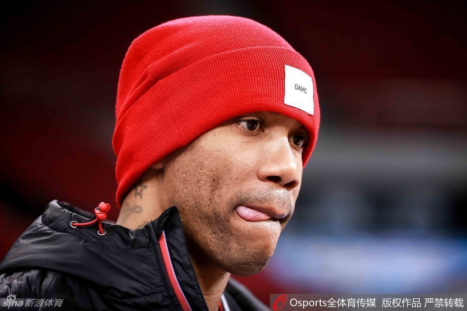 球队灵魂马布里今日画风突变，一顶鲜艳的红色帽子格外抢眼，他眼神犀利，在运球间流露出轻松愉悦的心情，仿佛在向队友传递必胜的信念。