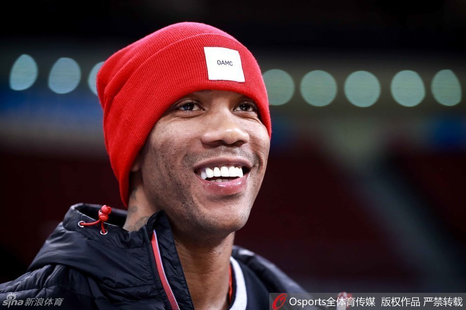 “马政委”场边凝神静气，双手抱球面带微笑，仿佛一切尽在掌握，他不仅是场上的尖兵，更是年轻球员心中最可靠的导师。