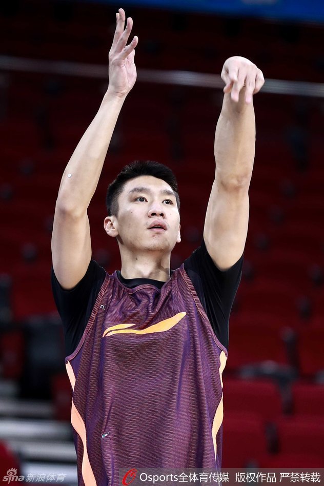 “大树”张松涛内线强打，利用休赛期特训的成果，在篮下展现出前所未有的强硬与自信，勾手投篮的瞬间宛如内线巨塔。