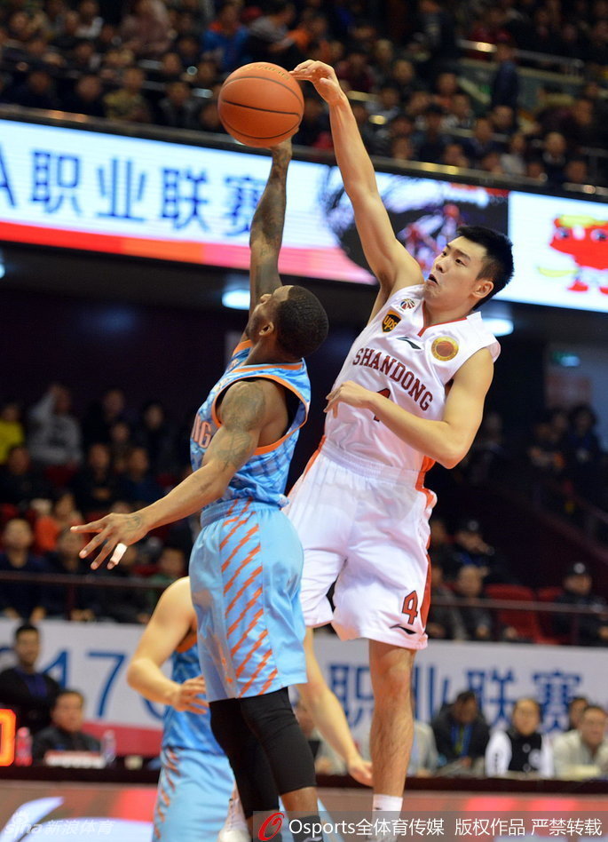 周琦张开遮天巨臂，犹如移动长城一般送给对手一记无情封盖，守护新疆队禁区。