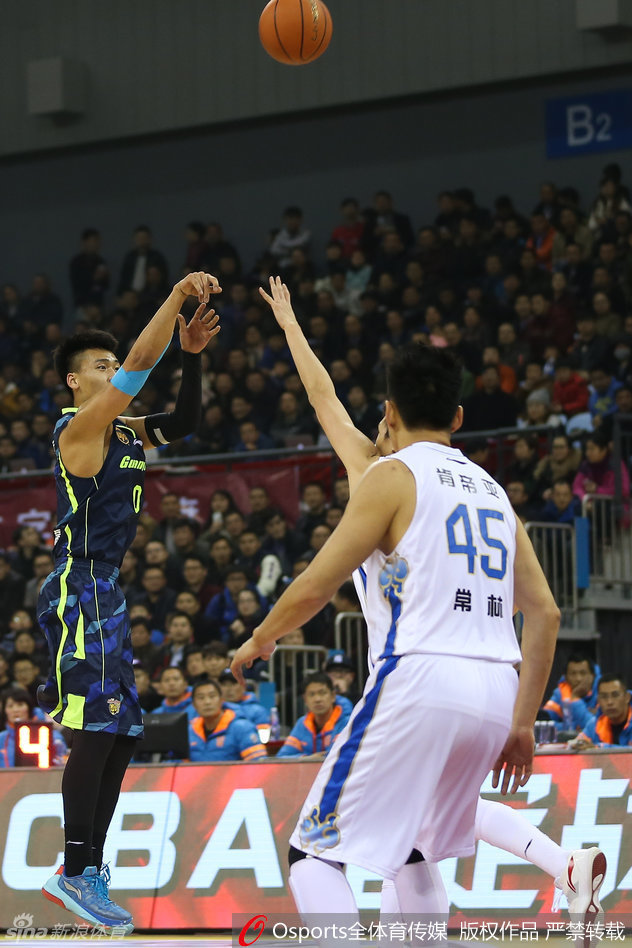 布泽尔在江苏队的内线群中闪转腾挪，他利用节奏变化晃起防守，随后轻舒猿臂，以一记柔和的小勾手将球送入篮筐，这记精彩的进球让现场解说员高呼‘布泽尔时间’。