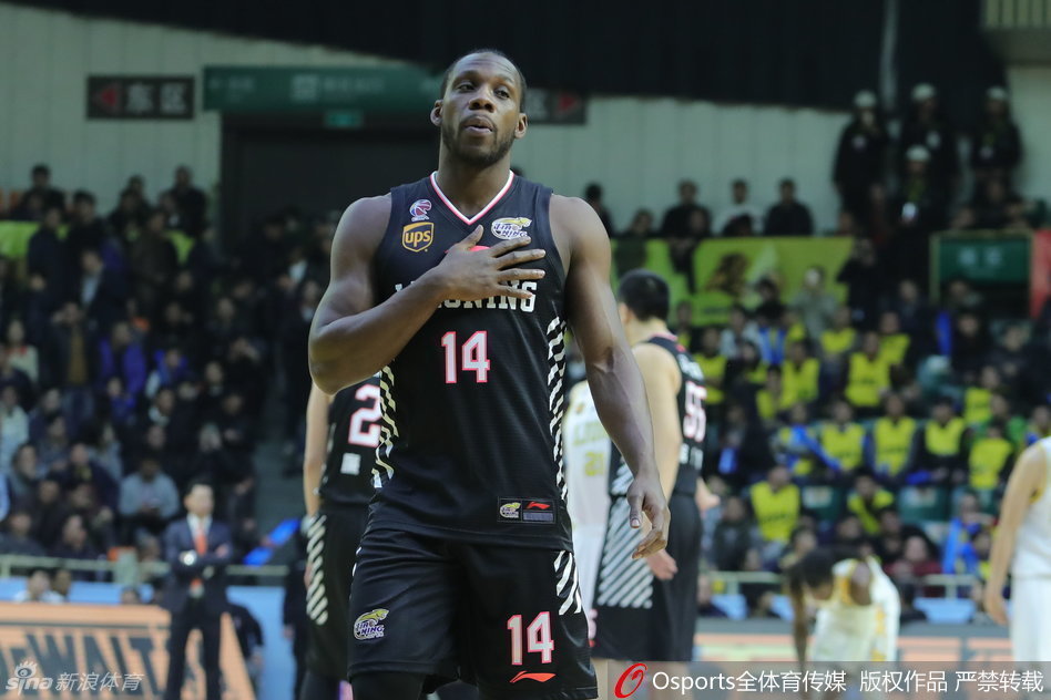 郭艾伦持球加速突破，如一道旋风般掠过防守球员，他高高跃起，在对抗中保持身体平衡，指尖轻轻一挑将球送入篮网。