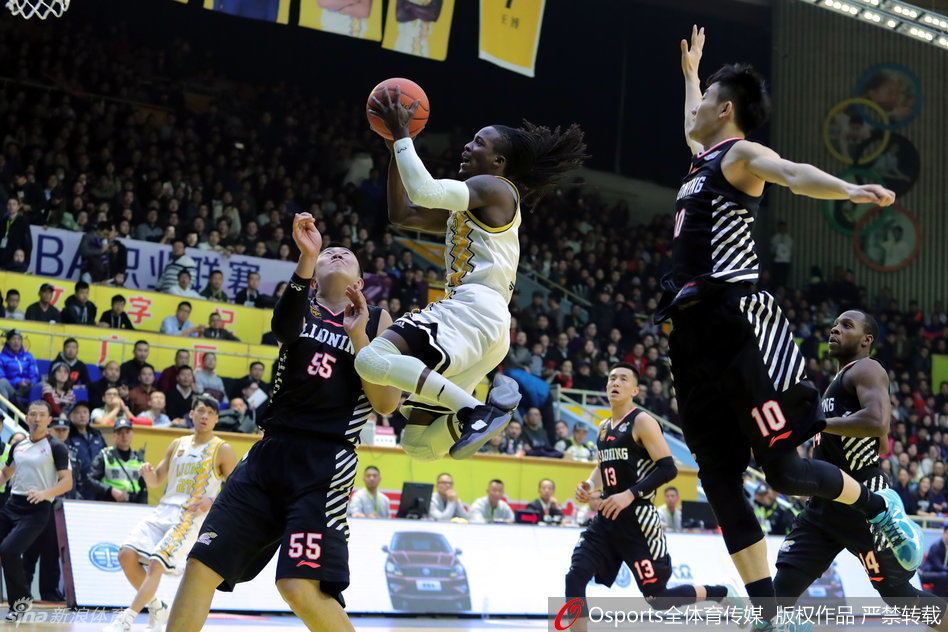 辽宁队的双外援哈德森与兰多夫在场上相互呼应，二人心有灵犀的配合是辽宁队攻城拔寨最犀利的武器，让对手防不胜防。