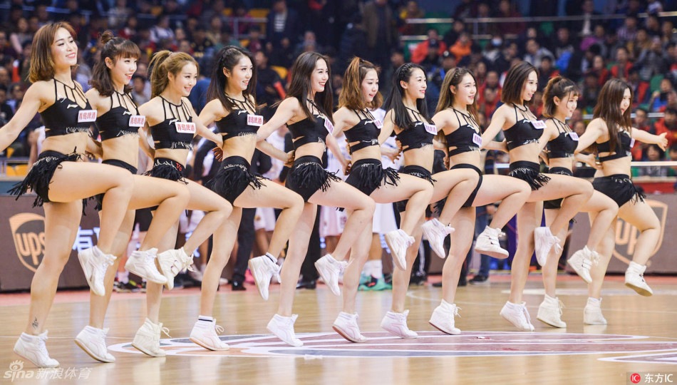 宝贝们集体摆出高难度的托举造型，底座的队员稳稳地支撑着上方的同伴，所有人脸上都洋溢着自信的笑容，展现了团队间的绝对信任与默契配合。