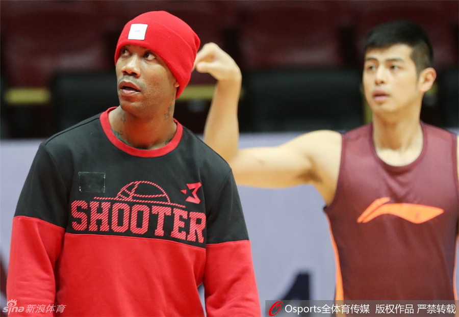 北京男篮精神领袖马布里头顶红色训练帽，如同冬日里的焰火，在训练场上格外醒目，他专注地控球，仿佛一切尽在掌握。