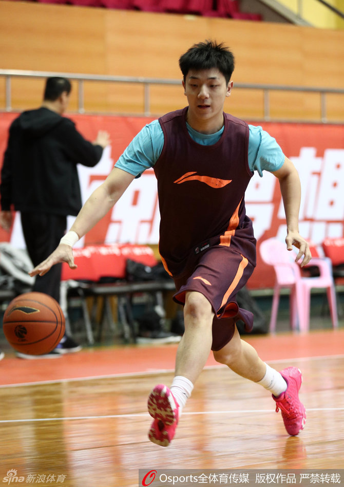 训练场上，多名球员同时进行投篮练习，篮球在空中飞舞，展现出一派备战繁忙的景象。