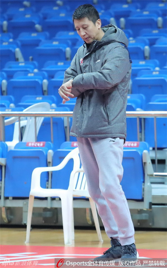 助理教练手持专业秒表，目光紧锁球场，精确记录每组对抗的净打时间，分秒必争