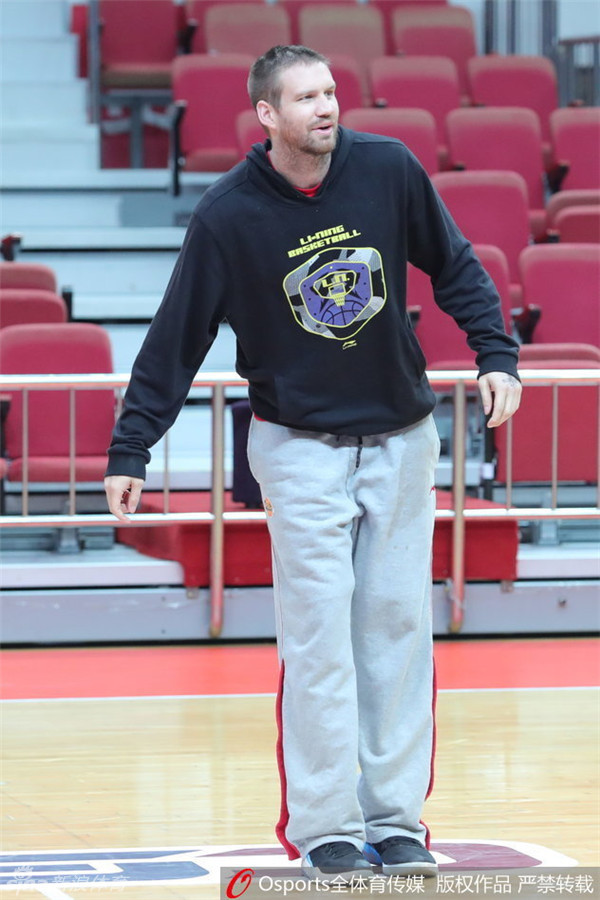 兰多夫咧嘴露出憨厚笑容，满头蓬松卷发随着跑动轻轻颤动，亲和力十足