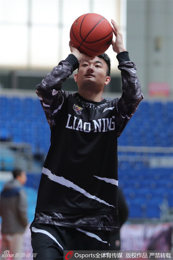 兰多夫罚球线附近准备跳投，屈膝、举球、拨腕一气呵成，篮球划出完美弧线