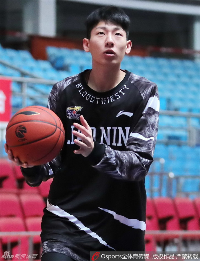 训练结束后，兰多夫搂着年轻中锋卫猛，用手比划着防守站位，倾囊相授