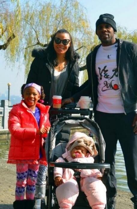 全家福拍摄花絮，哈德森褪去龙袍换上便装，在镜头前搞怪逗女儿开心，展现出与赛场上冷血杀手截然不同的温情父亲形象