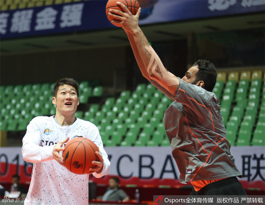 哈达迪在训练中亲自示范标准投篮动作，柔和的出手手感让他在内线具备强大的牵制力。