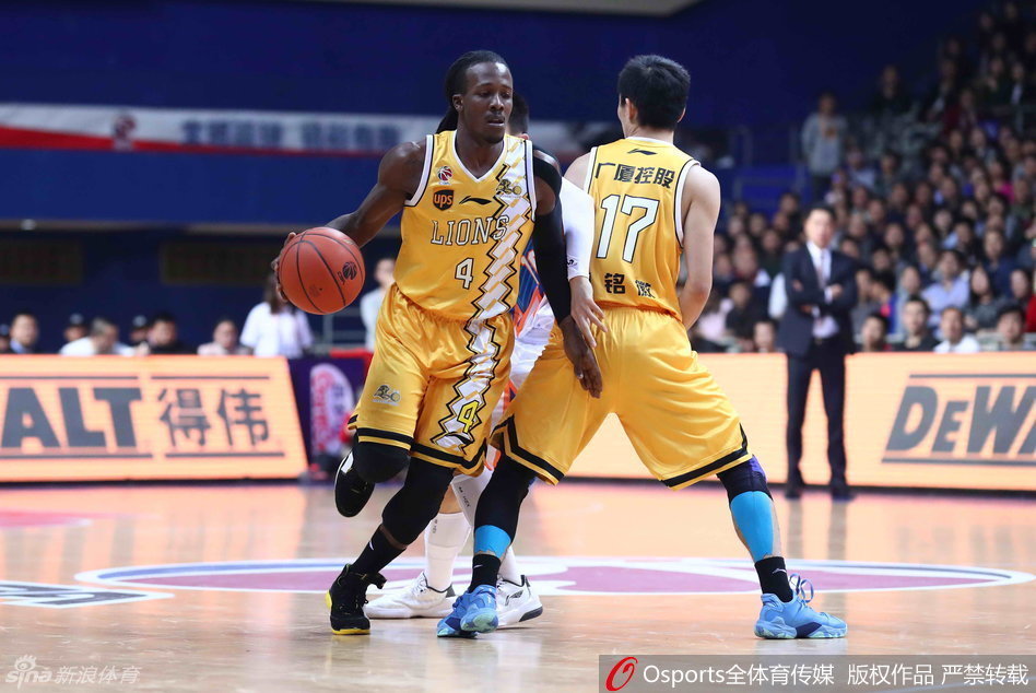 上海队球员为外援弗雷戴特送出扎实掩护，弗神借势摆脱防守，准备上演标志性的精准投射