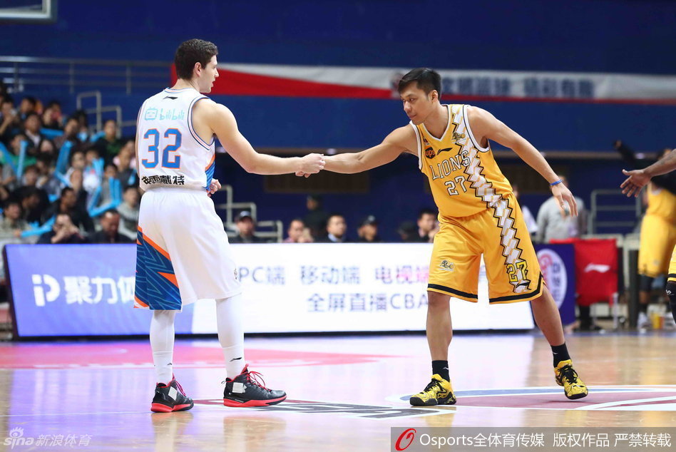 上海与广厦的两位领军人物在赛后握手致意，虽然场上拼尽全力，但场下英雄相惜，尽显大将风范