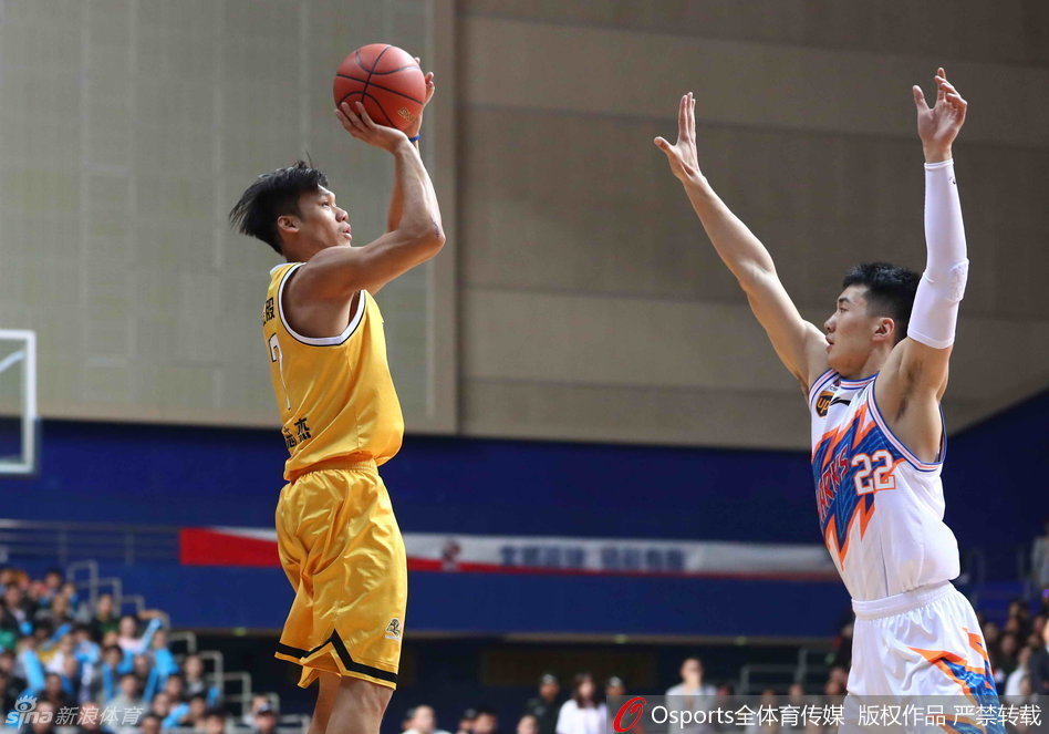 青岛队外援琼斯面对山东队员的奋力补防，在空中对抗后依然寻找出手机会，肌肉碰撞的激烈感扑面而来