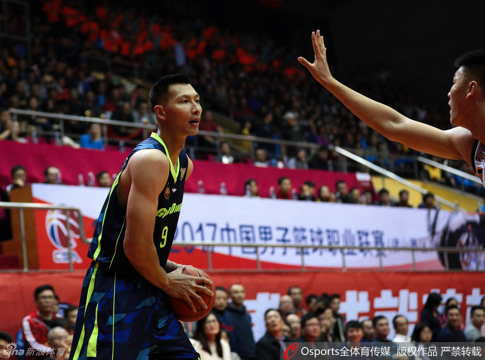 赵睿如猎豹般贴防对手，眼神坚毅手臂舒展，年轻的力量在肌肉碰撞中肆意张扬