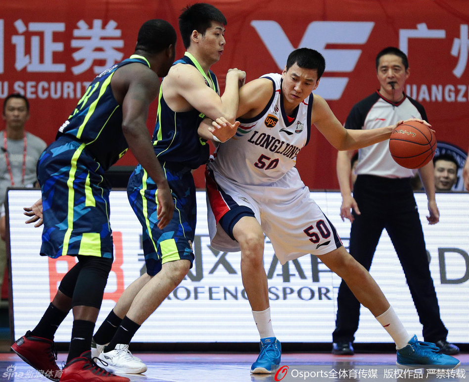 斯隆压低重心篮球悬于腰间，眼神瞥向篮筐，下一秒便是疾风骤雨般的单打突袭