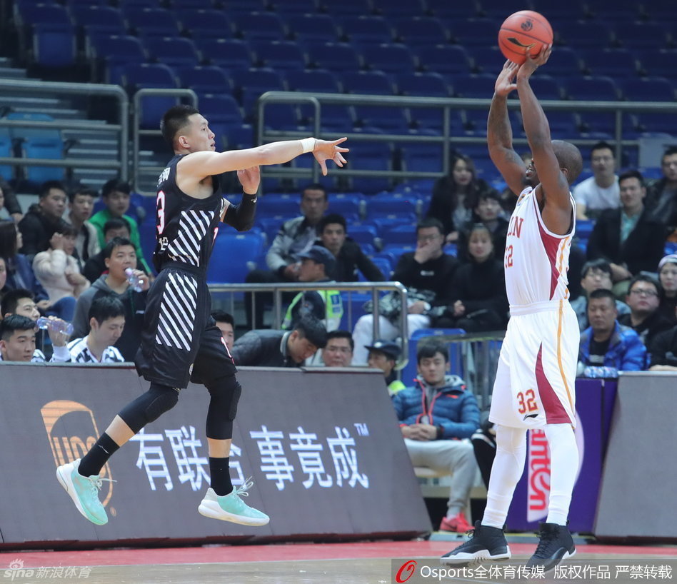 夏钰博在人群缝隙中闪转腾挪，手腕轻柔一挑，篮球擦板稳稳落入篮筐完成得分