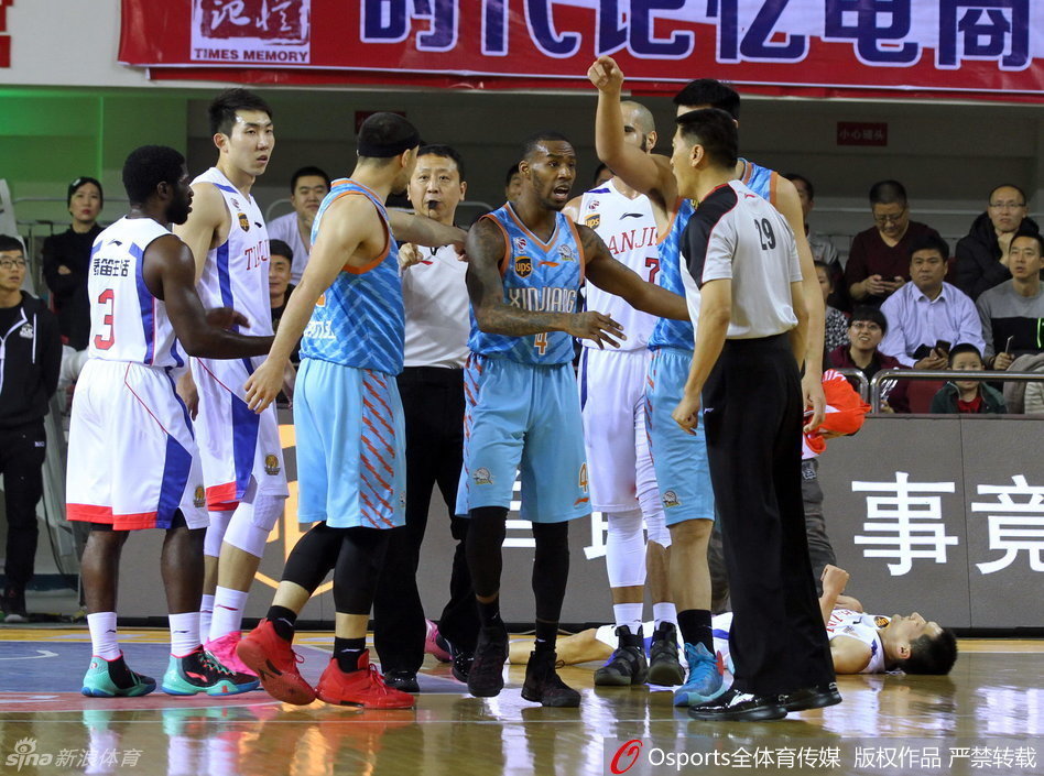 罗旭东面对旧主毫不手软，他加速突破，轻盈地跃起，在空中对抗后将球抛向篮筐。