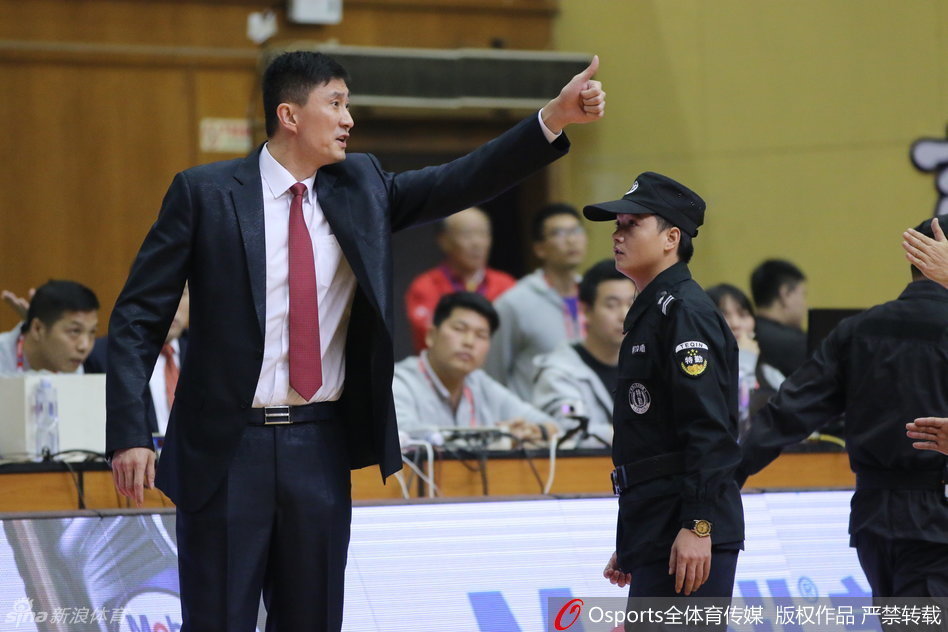 宏远众将摆出防守姿态，双腿微曲双臂张开，如同一张蓄势待发的大网笼罩半场