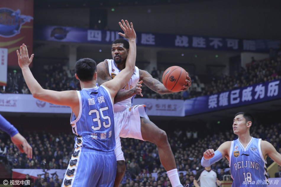 斯蒂芬·马布里面对约什的贴身紧逼，他压低重心，像一辆启动的坦克，眼神坚定地寻找着突破与传球的缝隙，为队友创造生机。