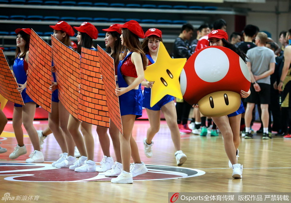 红唇宝贝笑容灿烂，红色装扮在动感热舞中格外抢眼