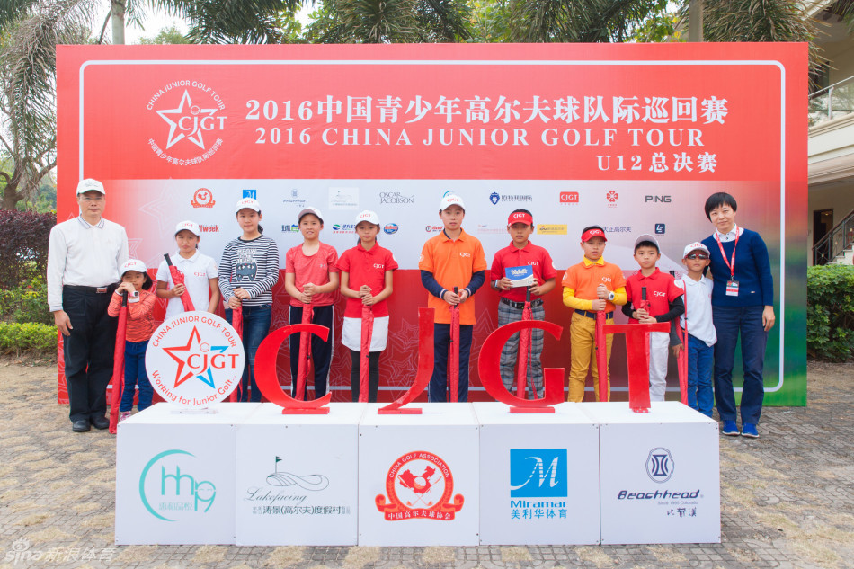 赛事结束后所有参赛小选手们欢乐地聚在一起拍摄大合影，一张张稚嫩的笑脸构成了中国高尔夫未来希望的群像。
