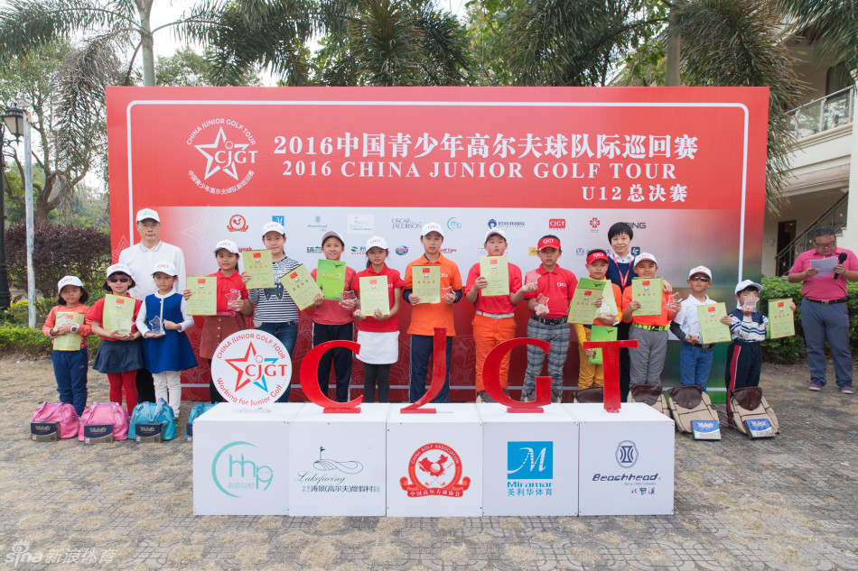 胜利后的荣耀时刻，小女孩自豪地举起属于她的冠军奖杯，脸上洋溢着灿烂的笑容，眼中闪烁着自信的光芒。