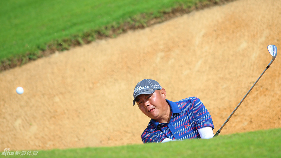 优雅收杆。一位球手在蓝湾球场碧海蓝天的背景下完成潇洒的收杆动作，身姿挺拔，目光追随着小白球的飞行轨迹。