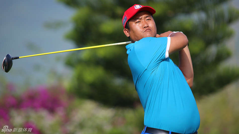 荣耀时刻。体坛传媒副总裁陈菁女士正将冠军支票颁给李斌，背景中金色的奖杯闪闪发光，记录着胜利的瞬间。