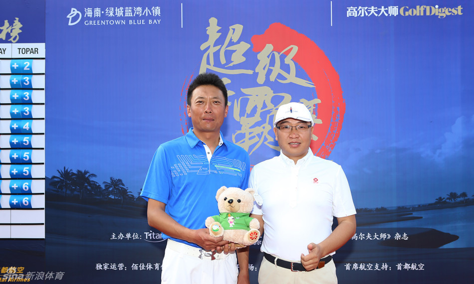 英雄汇聚。所有获奖选手齐聚一堂，手持奖杯与奖品合影留念，每个人的脸上都绽放着笑容，定格了首届赛事的圆满与成功。