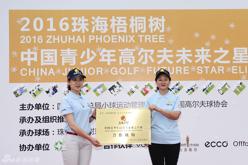 获得特别贡献奖的代表手持奖牌,接受全场掌声致敬