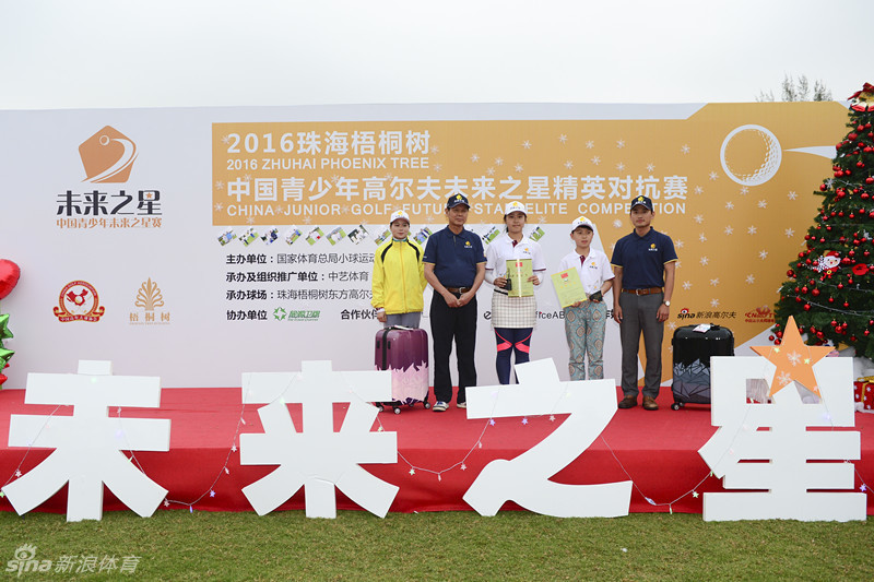 亚军选手高举奖杯,脸上洋溢着自豪与喜悦