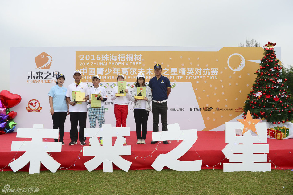 果岭上,小选手正屏息凝神地观察推杆线路