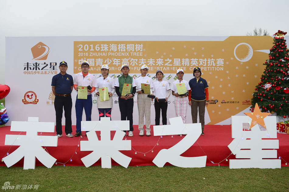 小球员在球道上全神贯注地挥杆,阳光洒在专注的脸庞上