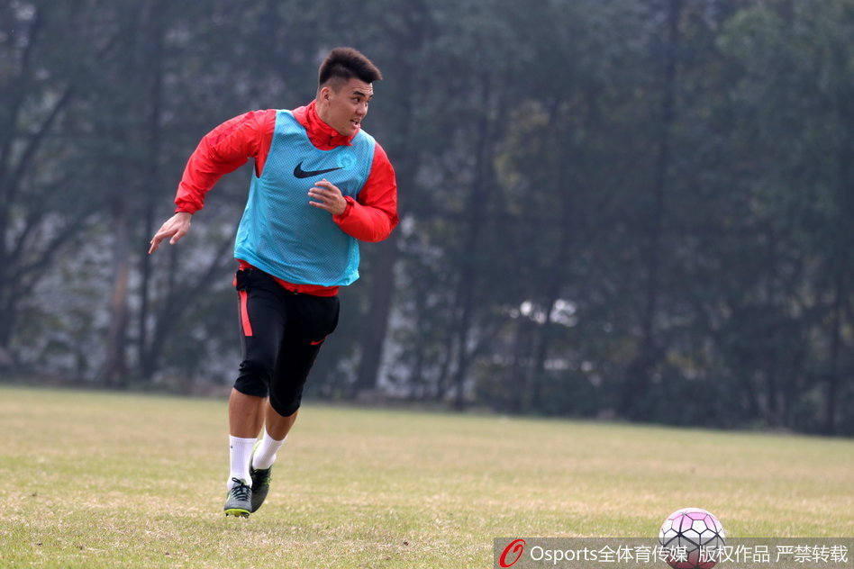 辽宁宏运队在三水基地训练，中后卫杨善平在阳光下紧锁眉头，专注地完成每一个防守动作，汗水浸湿了训练服，身姿依旧硬朗。