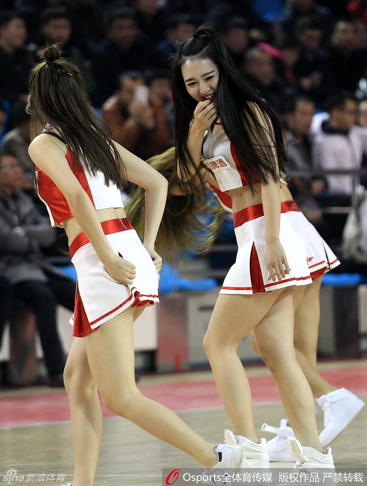 队员们摆出酷飒的结束造型，聚光灯打在她们身上，自信与光芒四射，仿佛在告诉全场：这里不仅是篮球的战场，也是我们展示青春的舞台。