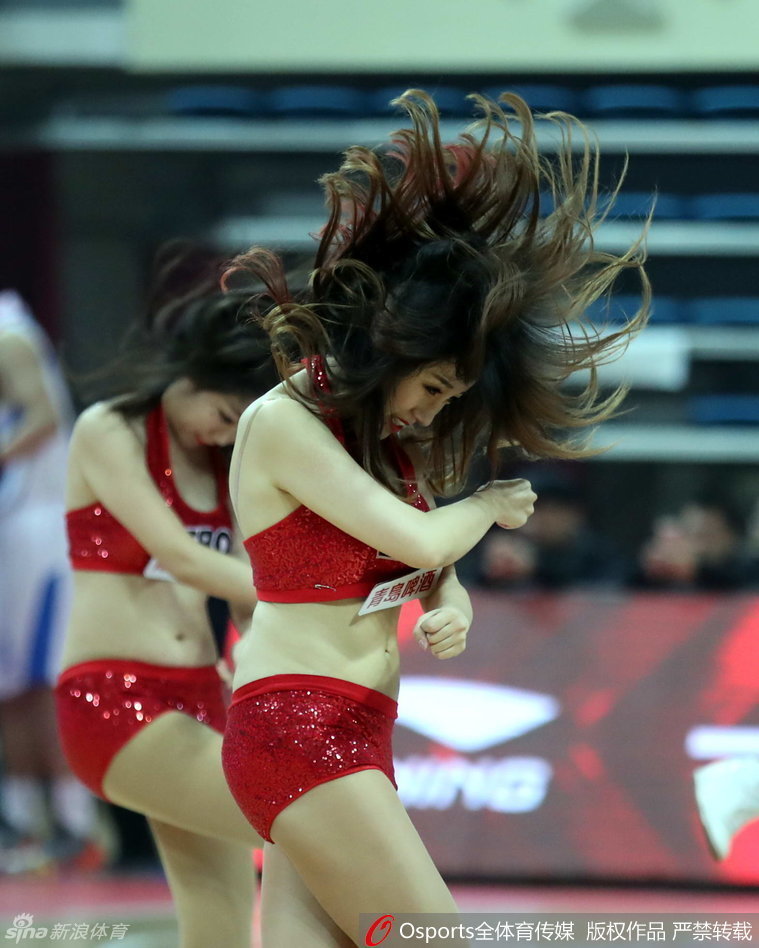 即使是一个简单的侧身动作，也充满了韵律感，啦啦队员舒展的身形和专注的神情，展现出背后无数次排练所打磨出的专业功底。